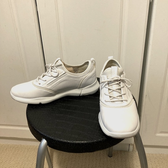 New without Box Geox Women's White Sneaker Leather Size: 7 - Picture 1 of 8